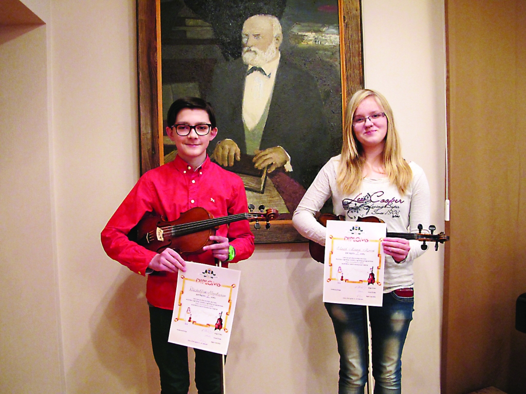 Jāņa Cimzes Valkas mūzikas skolas vijoles klases audzēkņi Elza Zane Zirne un Rūdolfs Miķelsons pēc uzvaras konkursā Cēsīs gatavojas finālam Rīgā.

Autors:  ALDIS DUBĻĀNS