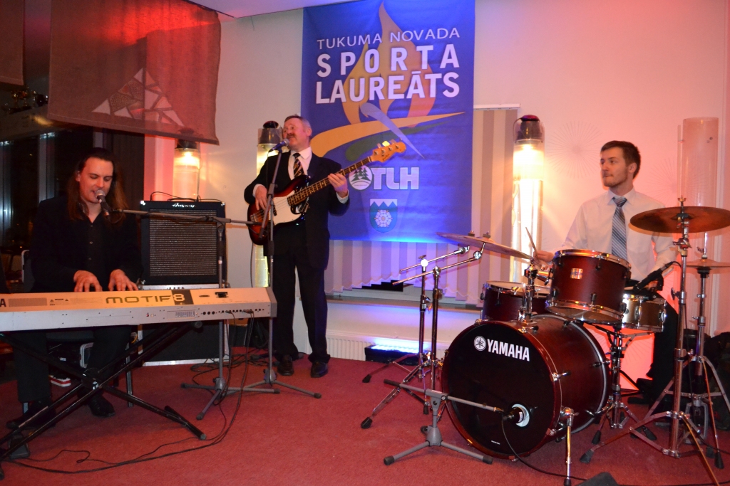  Jaunajā ansamblī “Trīs pakalnu trio” muzicē Juris Rozenbergs (no kreisās), Pēteris Vilks un Daniēls Groza. 
Autors: NO JURA ROZENBERGA ARHĪVA