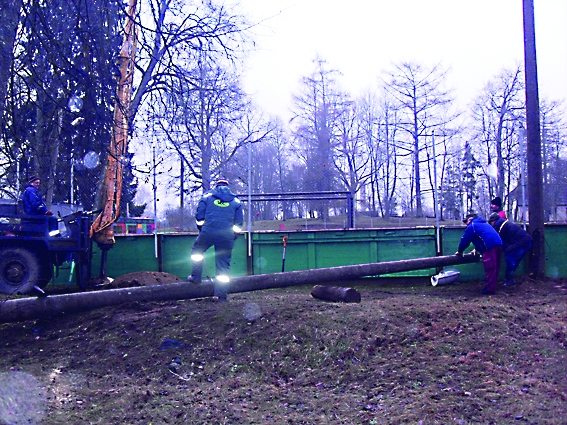 Vijciemieši paši atrod līdzekļus un arī daļēji saviem spēkiem sakārto hokeja laukumu.                                                                                                
Autors:   MĀRĪTE KALNIŅA