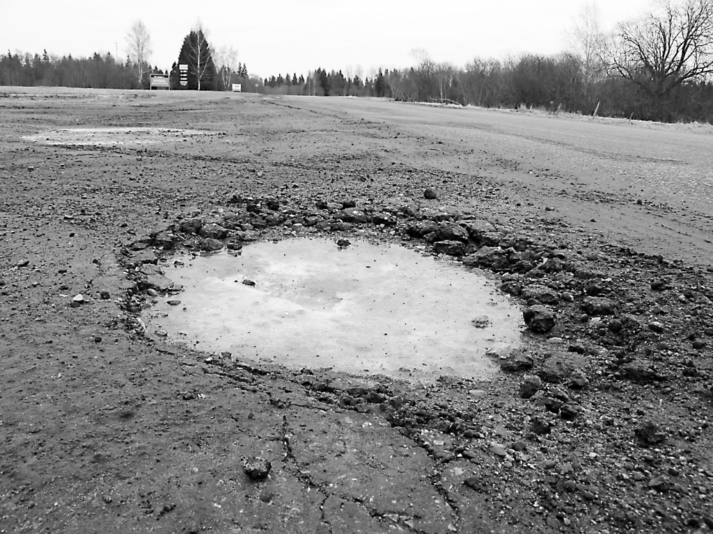 Īpaši bojāts brauktuves segums ir pie degvielas uzpildes stacijas Rīgas ielā 80.                                          
Autors:   ALDIS DUBĻĀNS