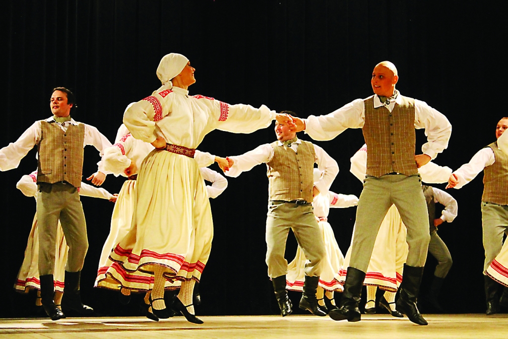 Smiltenē gadu gaitā dejotprieks nav mazinājies, to apliecina arī bijušie TDA “Ieviņa” dejotāji, apvienojoties vidējās paaudzes deju kolektīvā. Spilgtus mirkļus un emocijas viņi kopā ar vēl vairāk nekā simts “Ieviņas” dejotājiem sola sagādāt martā.                                                               
Autors:   MARITA MŪZE