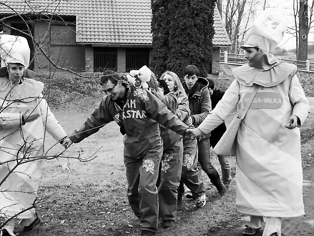 Tradicionālie dvīņu pilsētu personāži Pēteris un Pēters ved rallija dalībniekus, kuri ar vienu kāju atrodas Igaunijā, bet ar otru – Latvijā.                                                                                                                                        
Autors:  ALDIS DUBĻĀNS
