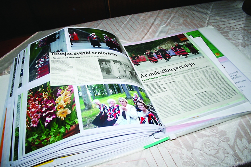 Mīlestība pret deju un dzīvi nebeidzas uz skatuves, Maija rūpīgi izgriež “Ziemeļlatvijas” publikācijas, lai notikumi atmiņā saglabātos vēl ilgi.