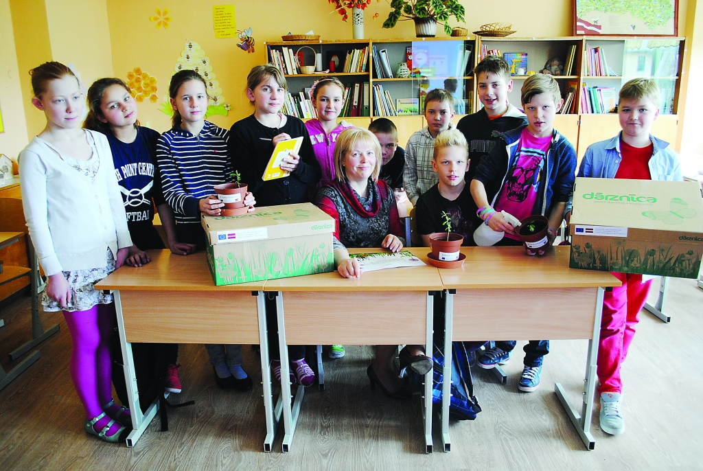 Blomes pamatskolas 5. klases audzinātāja Ilona Burova atklāj, ka viņas skolēniem piemīt dažādi talanti, kas vieno, nevis atšķir. Viens no skolēnu kopīgajiem darbiem, ko viņi veic ar lielu aizrautību, ir stādu audzēšana.                                                                                                                                      
Autors: FOTO: SANTA SINKA