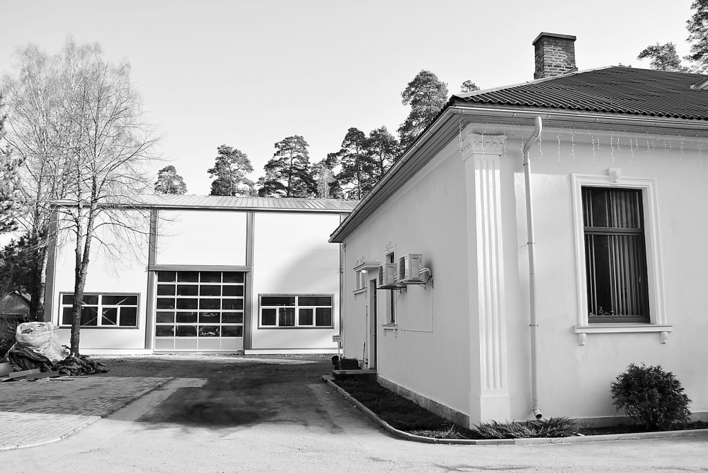 Nepatīkamā situācijā ir nokļuvis uzņēmums “Agro Smiltene”, kas tiesvedības dēļ jau pāris mēnešus nevar nodot ekspluatācijā savu jaunbūvi Silvā: lauksaimniecības tehnikas ražošanas un montāžas angāru (attēlā pa kreisi).                                                                                             

Autors: FOTO: SANDRA PĒTERSONE