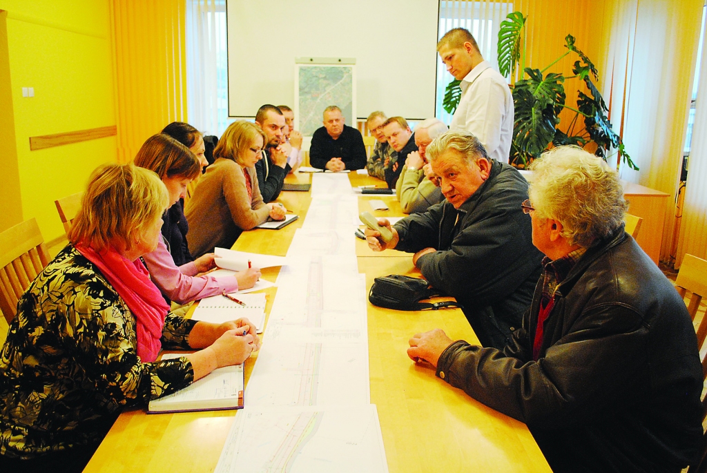 Apspriežot būvniecības ieceri par Dakteru ielas posma rekonstrukciju Smiltenē, jautājumi un ierosinājumi projektētāju pārstāvim Mārim Šmitam (attēlā – stāv kājās) un pašvaldībai bija šīs ielas iedzīvotājam Gunāram Godiņam (otrais no labās), Smiltenes ģimnāzijas vadībai un citiem interesentiem.                                     
Autors: FOTO: SANDRA PĒTERSONE