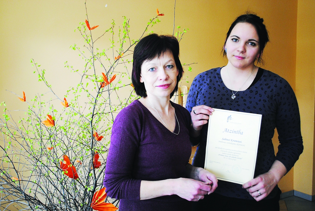 Smiltenes tehnikuma 1. kursa audzēkne Sabīne Kurmeņa (no labās) bija viena no  audzēkņiem, kura atsaucās latviešu valodas skolotājas Ilvijas Biržmanes aicinājumam piedalīties radošo darbu konkursā “Dzimtas stāsti. Ar saknēm Latvijā”. Jaunietes darbs tika novērtēts.           

Autors: SANTA SINKA