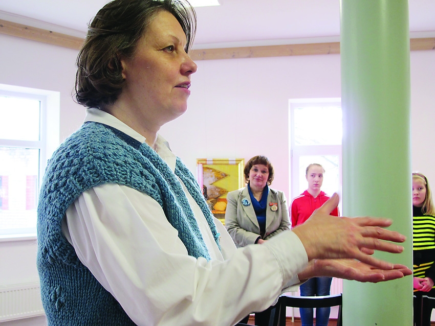 Biedrības “Art Cēsis” valdes priekšsēdētāja Inese Ciekure priecājas par Valkas mākslas skolas izstāžu zāli un rosina skolas saimi interesēties par olu temperas glezniecību.                                                          
Autors: ALDIS DUBĻĀNS