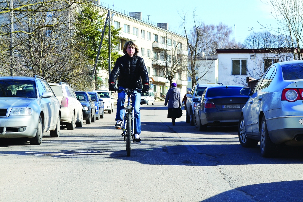 Smiltenes ģimnāzijas skolnieks Mārtiņš Mārcis Leimanis ikdienā par ērtāko pārvietošanās līdzekli uzskata velosipēdu. Taču, lai tas arī būtu droši, pats svarīgākais esot ievērot Ceļu satiksmes noteikumus un apzināties, ka pašam ir jārūpējas par savu drošību.                                                  
Autors:  SANTA SINKA