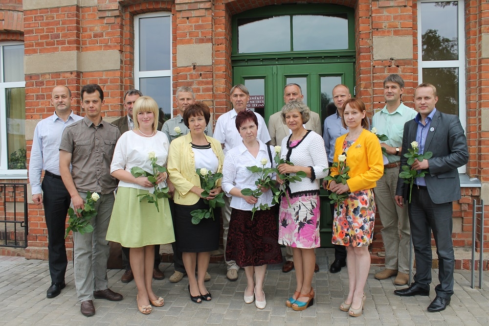 Novada deputāte Velga Mālkalne (nacionālā apvienība “Visu Latvijai! - “Tēvzemei un brīvībai/LNNK”) -pirmajā rindā pirmā no labās.
Autors: smiltene.lv