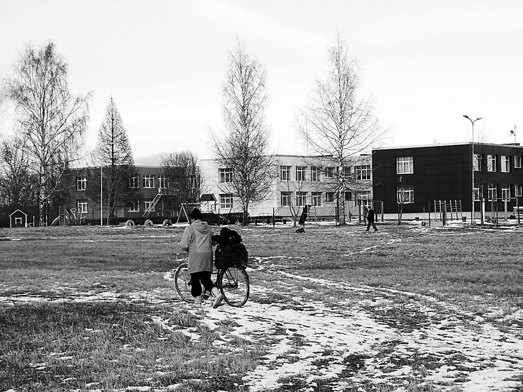 Rūjienas ielas mikrorajona pļavā, kuru iedzīvotāji izmanto pastaigām ar mājdzīvniekiem un ātrākai nokļūšanai mājās, taps jauns rotaļlaukums.                                                                                                                        
Autors:   INGA KARPOVA