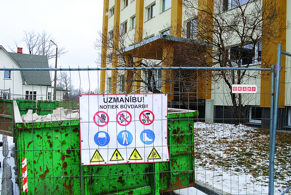 Smiltenes tehnikuma dienesta viesnīcas ēkā Dārza ielā 9 sākusies renovācija Eiropas Savienības fondu līdzfinansētā projektā. Sešu dzīvokļu īrniekiem tagad ir jāmeklē jauns mājoklis.                                        
Autors:  SANDRA PĒTERSONE