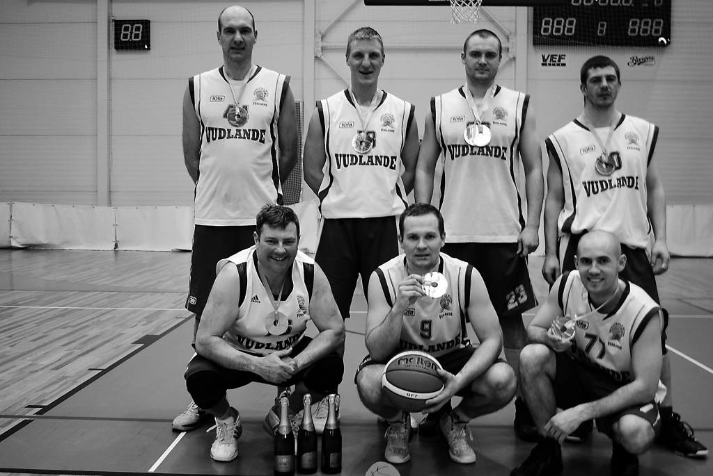 Komanda “Vudlande” atkārtoja  pērnā gada panākumu un arī šogad uzvarēja Smiltenes novada atklātajā čempionātā basketbolā. Attēlā: Mihails Feldhūns (pirmajā rindā pirmais no kreisās), Jānis Uiska, Andis Šteinbergs, Kalvis Vītols (otrajā rindā pirmais no kreisās), Rolands Mellis, Māris Millers un  Andris Jaunzems.                                                                                                  
Autors:  SANDRA PĒTERSONE