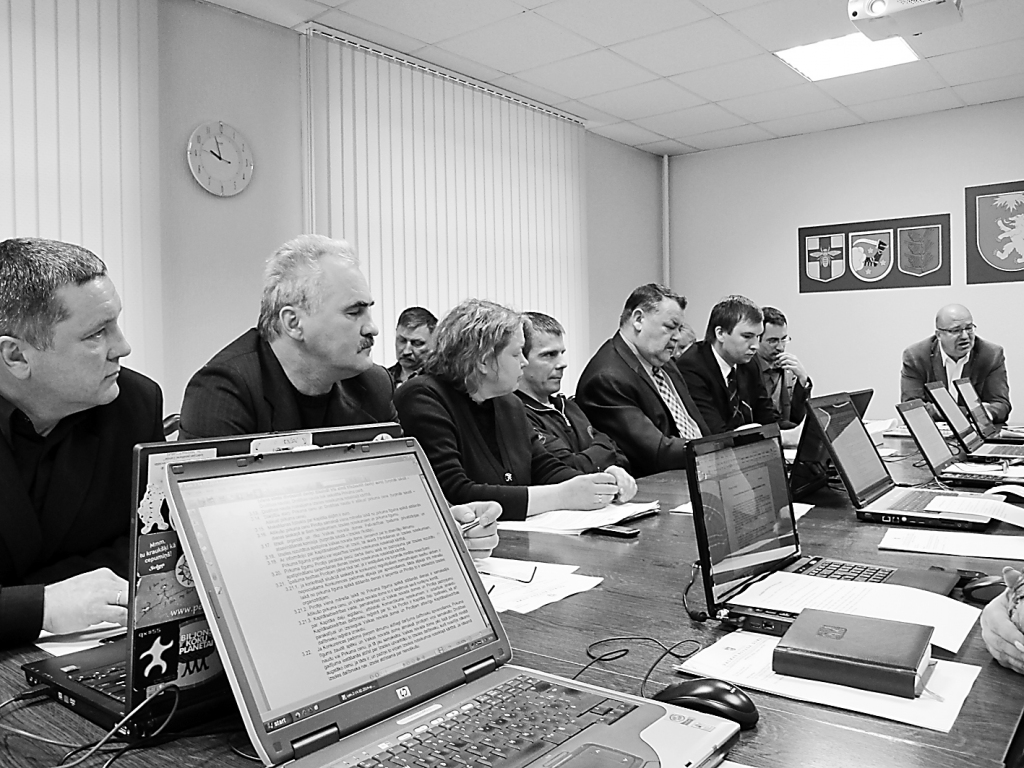 Valkas novada domes deputāti – Aivars Sjademe (pirmais no kreisās), Aivars Gailis, Valdis Šaicāns un Mārtiņš Kreilis rosina pašvaldību vairāk līdzekļu tērēt jauno ģimeņu atbalstam.                                                                  
Autors:  INGA KARPOVA