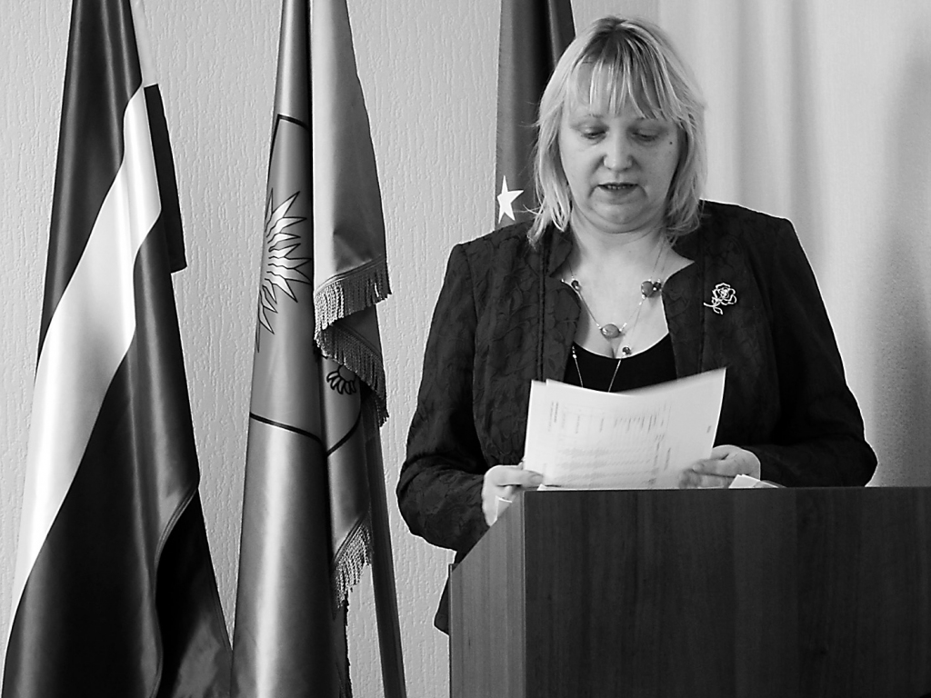27. marta Valkas novada domes sēdē deputāti piekrita palielināt darba algu pašvaldības Grāmatvedības un finanšu nodaļas vadītājai Ilzei Grandavai.                                                                                                          
Autors:   INGA KARPOVA