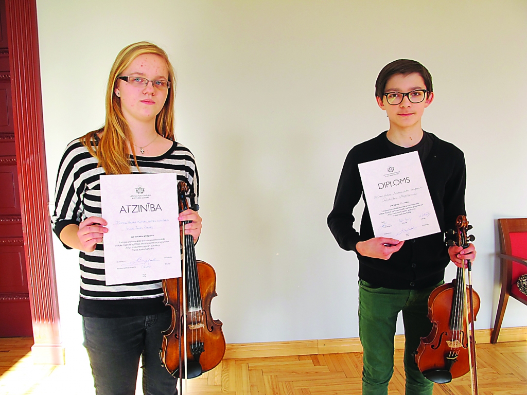 Jāņa Cimzes Valkas mūzikas skolas vijoles klases audzēkņi Rūdolfs Miķelsons un Elīza Zane Zirne vijoļspēlē ir starp labākajiem Latvijā. 

Autors:  ALDIS DUBĻĀNS