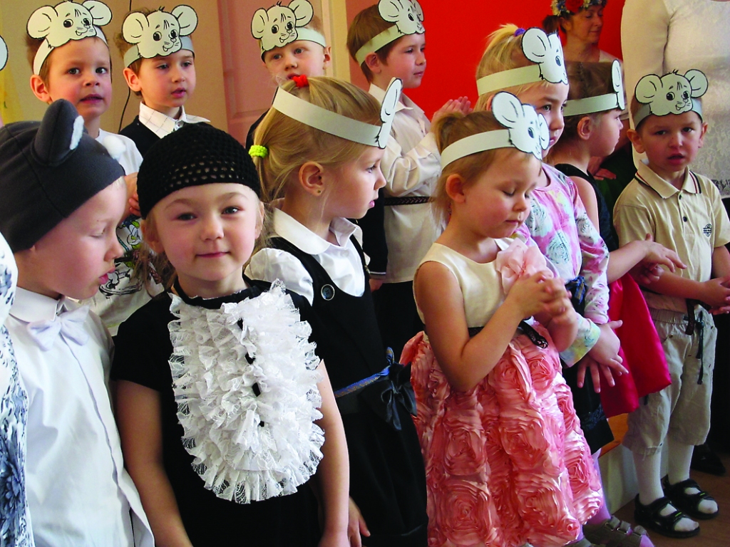 Šopavasar Valkas bērnudārza “Pasaciņa” rīkotajos tradicionālajos dziedāšanas svētkos bērni dziedāja latviešu tautasdziesmas. Grupa “Peļuki” izpilda “Kaķīts kurmi dancināja”.                                                                                                                                                                                                            
Autors:   INGA KARPOVA