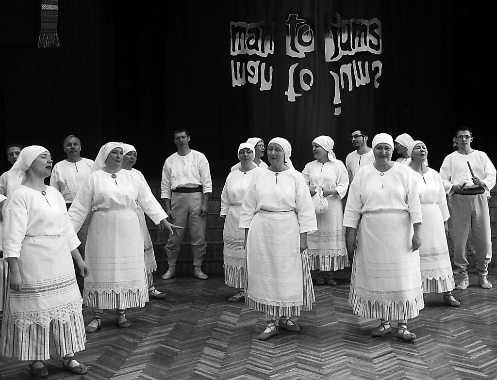 Folkloras kopa “Sudmaliņas” savā programmā pievērsās linu tēmai.                                                     
Autors:  INGUNA MEDNE