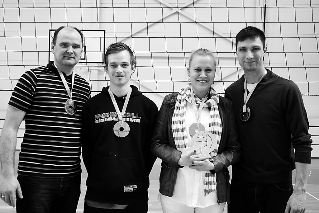 Smiltenes novada turnīrā volejbolā kopvērtējumā uzvarēja komanda “Smiltenes pagasts”:  Andris Rieksts (no kreisās), Mikus Bisenieks, Elīna Aģe, Rolands Aģis, Kaspars Spirks (fotografēšanās brīdī nebija klāt). 

Autors:  SANDRA PĒTERSONE