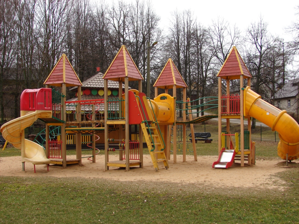 Smiltenē bērnu rotaļu laukumā pirms sezonas sākuma notiks remontdarbi, lielākas pārmaiņas gaidāmas nākamajā gadā. 
Autors: SANTA SINKA