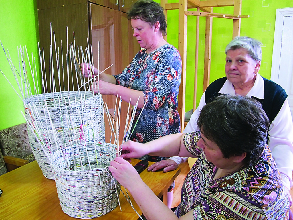 Turnas dāmu kluba dalībnieces Solvita Bringule (priekšplānā), Daiga Ūdre un Balva Leite steidz pabeigt pīt iesāktos traukus.              
Autors:   INGA KARPOVA