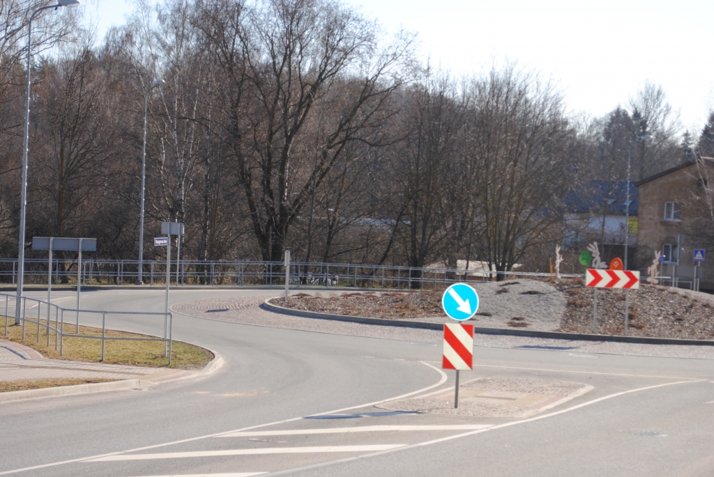Šī ir panorāma, kas paveras, iebraucot Smiltenē no Valmieras puses. Sagaida Lieldienu zaķi, bet tūlīt aiz zaķiem pa kreisi ir krūmājs, kurš pamazām pārvēršas par mini izgāztuvi..