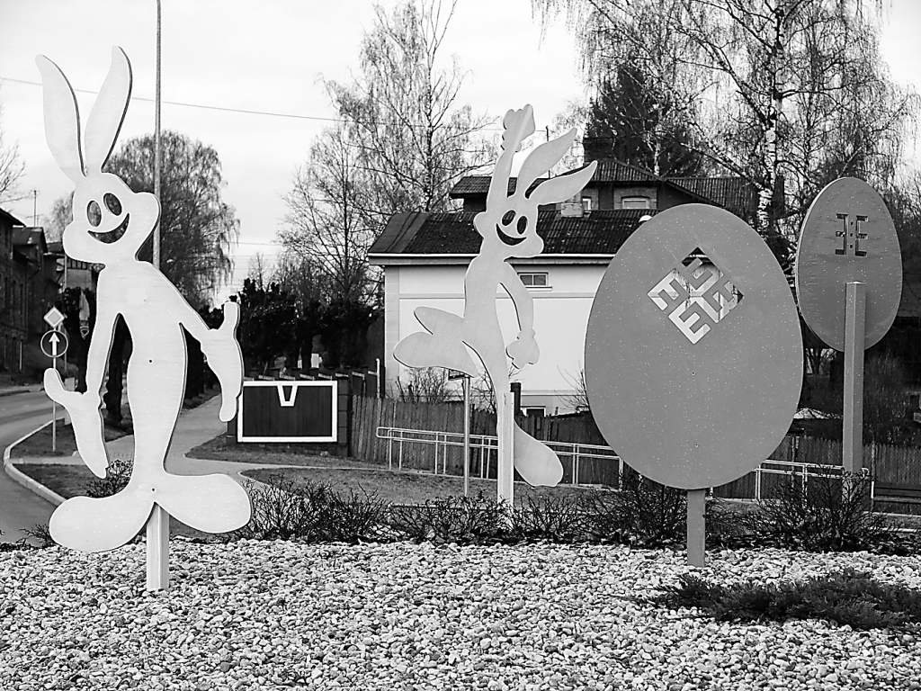 Jautrie zaķi ar Lieldienu olām ieņēmuši Smilteni un priecē kā vietējos iedzīvotājus, tā pilsētas viesus.                                                        
Autors:  SANTA SINKA