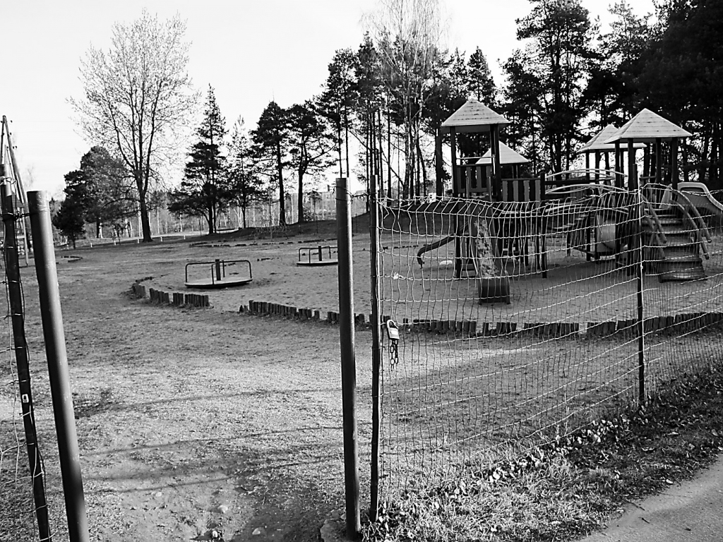 Pašlaik Valkā darbojas viens rotaļlaukums. Vecākus uztrauc, ka tā vārti nav slēgti, tāpēc kārtība laukumā nav tā labākā.                            
Autors:   INGA KARPOVA