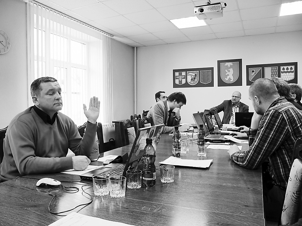 Opozicionārs, viens no priekšlikuma par pabalsta palielināšanu iniciatoriem, Aivars Sjademe Finanšu komitejas sēdē uzdeva daudz jautājumu.                                                                                                                          
Autors:  INGA KARPOVA