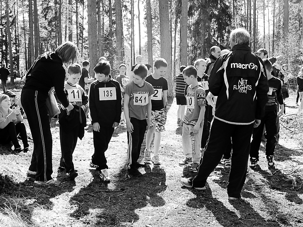 Valkas sporta skolas direktore Mudīte Gerke (no kreisās) palīdz saviem audzēkņiem pirms starta izvēlēties piemērotāko apģērba kārtu.                                                                                                                                   
Autors:  ALDIS DUBĻĀNS