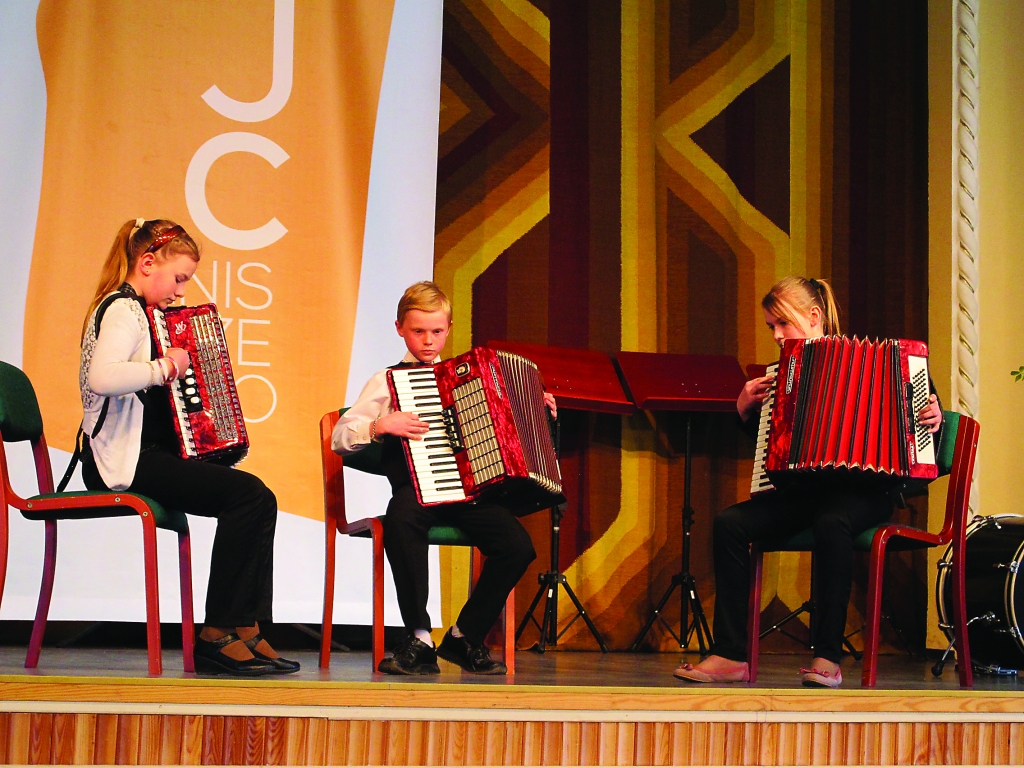 J. Cimzes Valkas mūzikas skolas akordeonu trio (Emīlija Krūmiņa, Gustavs Āre, Dagne Krūmiņa) izpildīja latviešu tautas dziesmu Raimonda Reinholda apdarē “Līgodama upe nesa”.                                              
Autors:  ALDIS DUBĻĀNS