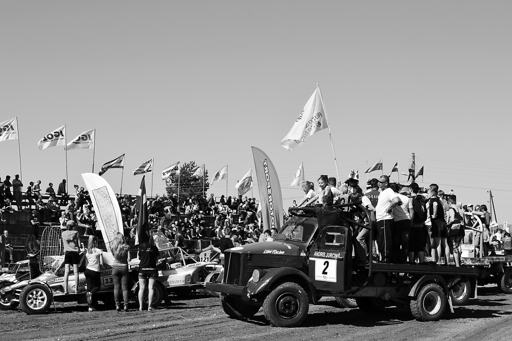Visus līdzjutējus un sportistus var apsveikt ar Latvijas autokrosa sezonas atklāšanu, kas tradicionāli notiek Smiltenē, Tepera trasē. Šis notikums pulcēja vairākus tūkstošus cilvēku.                                                         
Autors:  SANTA SINKA
