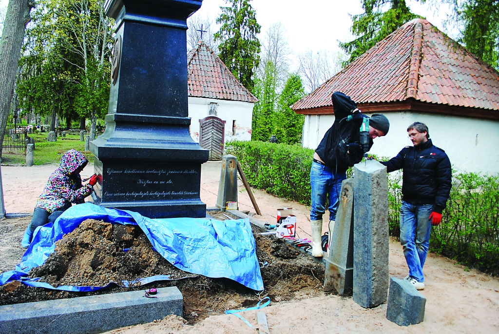 Restauratoru brigāde – Māra Redoviča (no kreisās), Edgars Janočko un Ivo Graudums – izlabo visus defektus piemineklim, kurš uzstādīts pirms 126 gadiem.                                                                                                                                                                                                                                                                                 
Autors:  ALDIS DUBĻĀNS