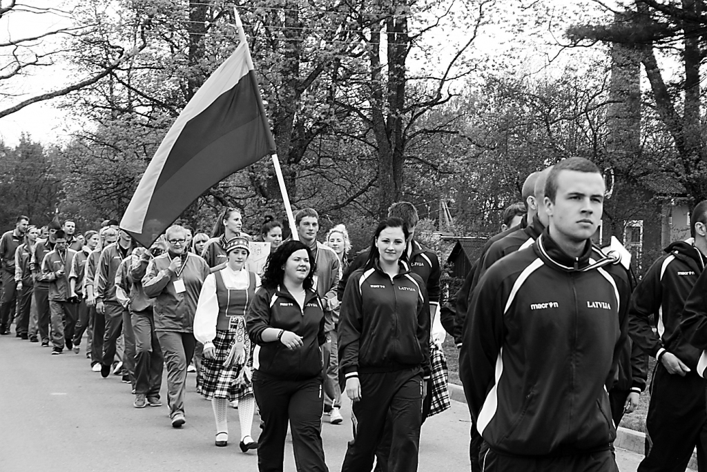 Baltijas valstu profesionālās izglītības iestāžu 22. sporta spēles atklāja svētku gājiens Smiltenes pagasta Kalnamuižā, kurā devās  Latvijas, Lietuvas un Igaunijas komandas.                                                          
Autors:  SANDRA PĒTERSONE