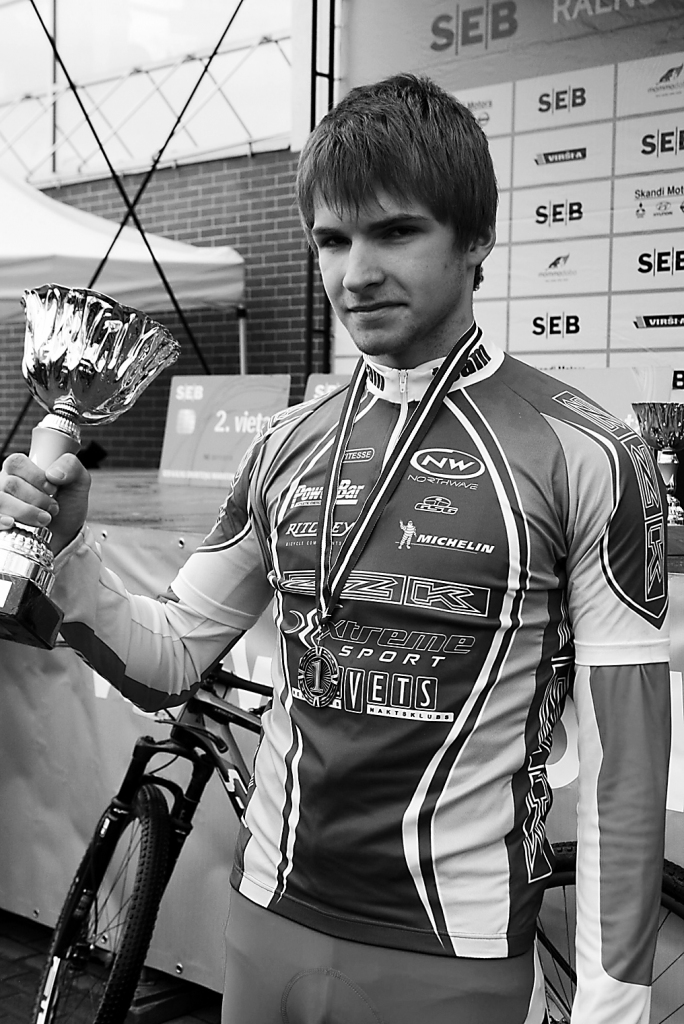 Svētdien Smiltenē vienlaicīgi notika arī Latvijas čempionāts MTB maratonā. Elites grupā uzvarēja 18 gadus vecais cēsnieks Mārtiņš Blūms. 