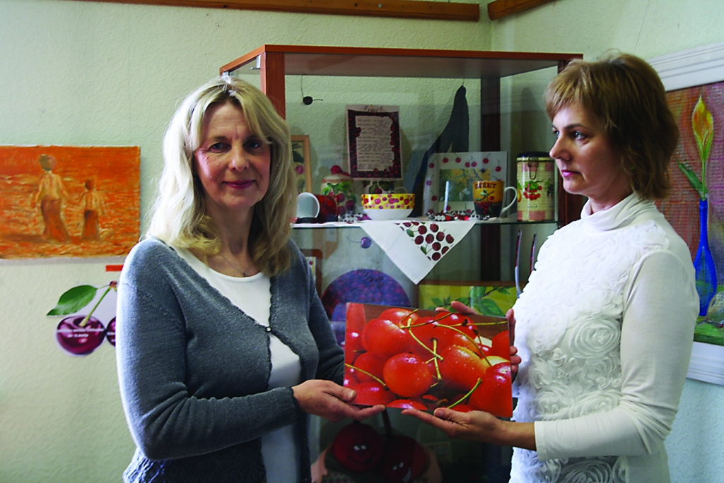 Smiltenietes Aldas Liukes (no kreisās) ķiršu mīļlietiņu kolekcijas krustmāte ir dzejniece Marika Svīķe, kura kārtējās simboliskās dāvanas pasniedza izstādes “Ķiršu lietus” atklāšanā.                                                         
Autors:  SANDRA PĒTERSONE