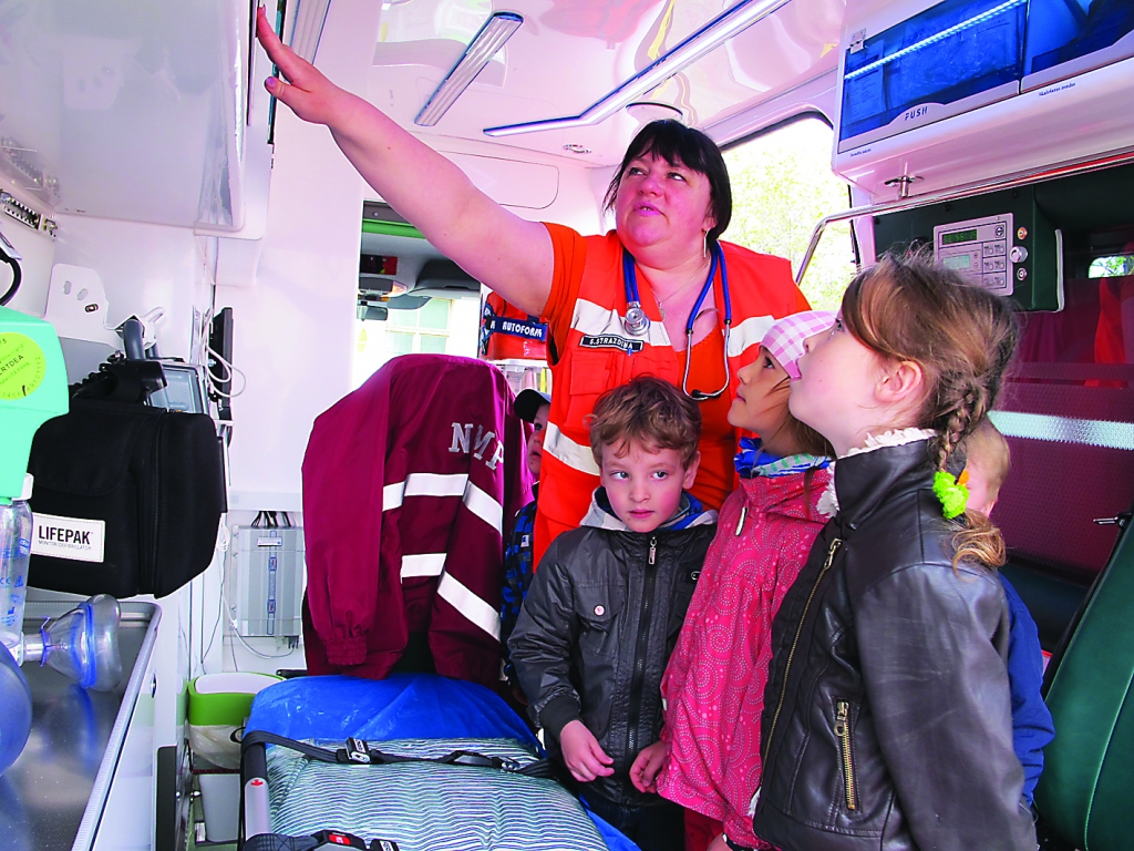 Neatliekamās medicīniskās palīdzības brigādes ārsta palīdze Sandra Strazdiņa bērniem izrāda iekārtas, ar kurām var palīdzēt pacientam līdz viņa nogādāšanai slimnīcā.                                                                                            
Autors:  ALDIS DUBĻĀNS