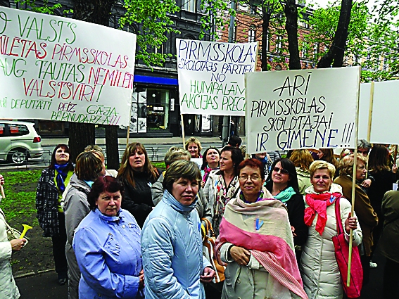 Pirmdien skolotāju ielu gājienā piedalījās arī Latvijas izglītības darbinieku arodbiedrības Valkas starprajona dalīborganziācijas pārstāvji.                                                                                                                                                     
Autors:   INGA KARPOVA
