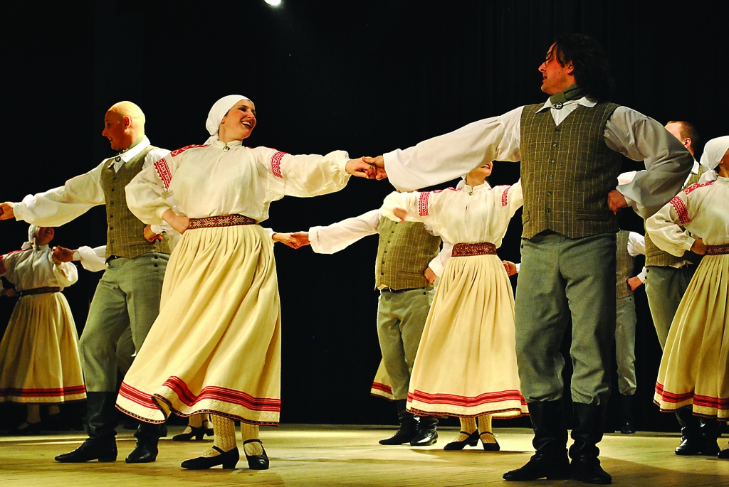 Gan Smiltenes vidējās paaudzes “Ieviņu” (attēlā), gan citus tautas deju kolektīvus no Smiltenes, Valkas un Strenču novadiem varēs redzēt koncertā, kas 24. maijā notiks Jāņukalna estrādē.                               
Autors:   SANDRA PĒTERSONE