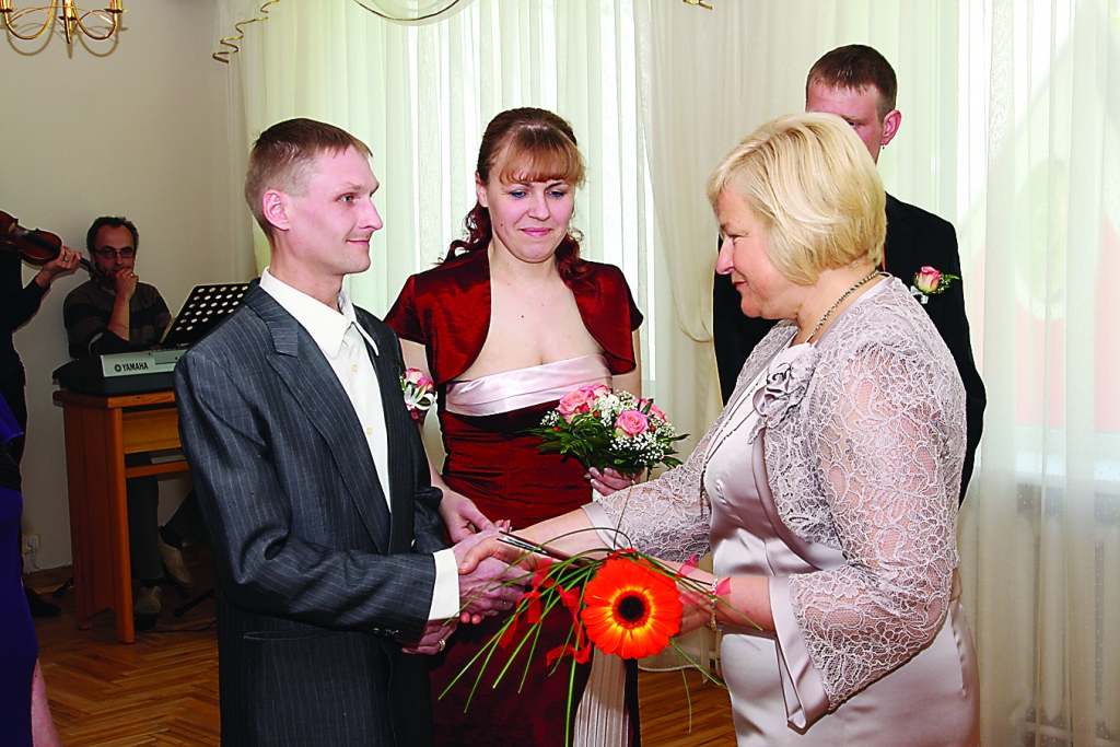 Aldis Putniņš un Evita Kārkliņa savā kāzu dienā saņem Valkas novada domes dāvanu. To pasniedz ceremonijas vadītāja Māra Zeltiņa.                                                                                                                                         
Autors:  ALDIS DUBĻĀNS