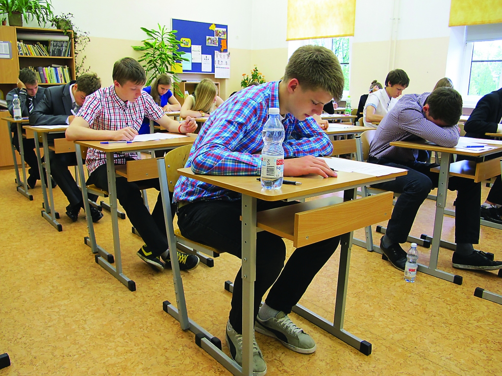 Valkas ģimnāzijas 9. klases skolēni vakar kārtoja savu pirmo eksāmenu mūžā.                                                                                                          
Autors:  ALDIS DUBĻĀNS