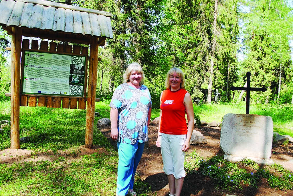 Par atjaunoto mācītāja Vāra atdusas vietu Palsmanes vecajos kapos Cirgaļu - Ūdrupes ceļa malā ir gandarītas projekta iniciatores Inita Zaharčuka (no kreisās) un Ilva Pētersone.                                           
Autors:   SANDRA PĒTERSONE