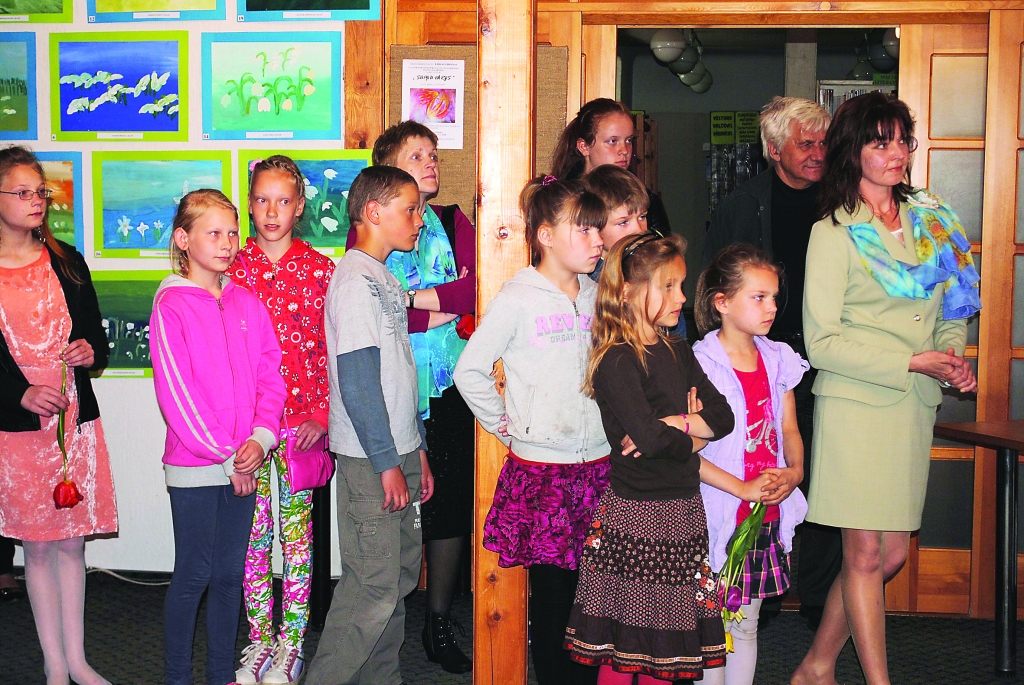 Piedalīties savā izstādē māksliniece Linda Ziediņa (no labās) uzaicināja arī savus audzēkņus, Launkalnes sākumskolas skolniekus, ar viņu gleznotajām sniegpulkstenītēm. Izstādes atklāšanā piedalījās gleznotājs profesors Pēteris Postažs (attēlā - blakus L. Ziediņai).                                                                                                        
Autors:  SANDRA PĒTERSONE