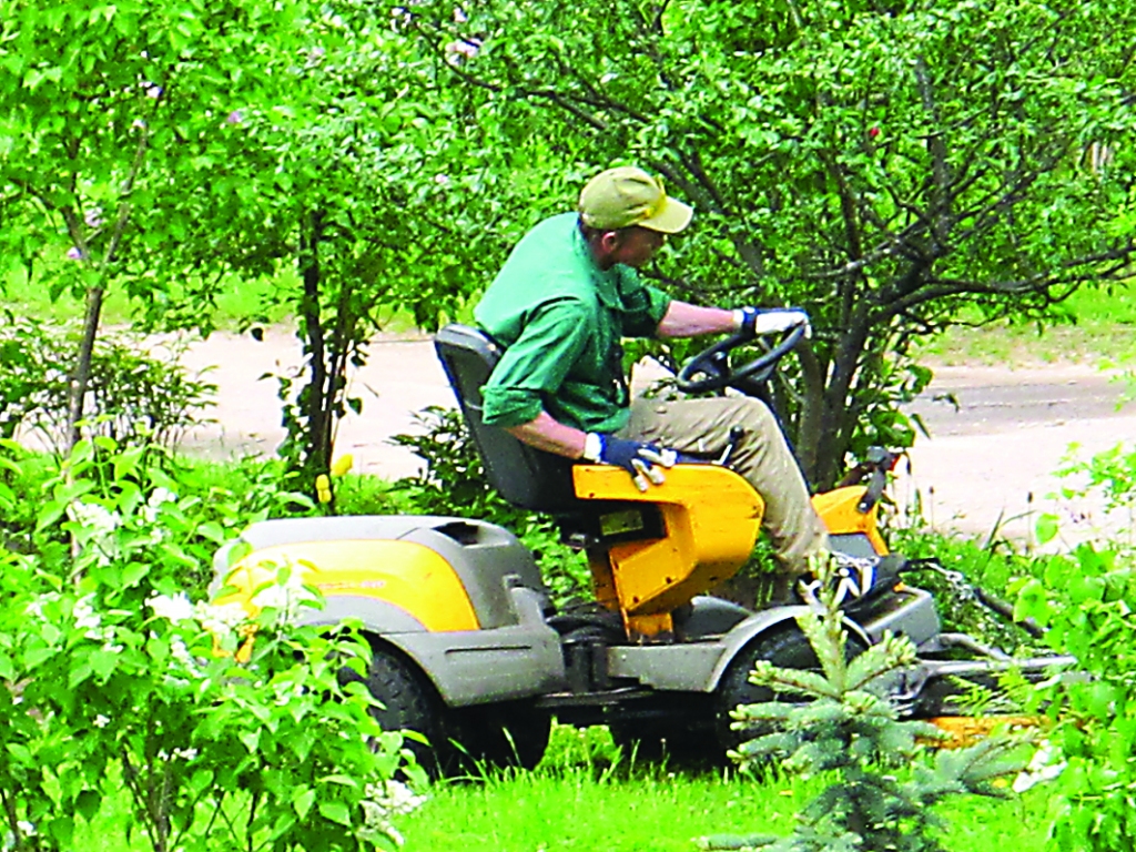 Šopavasar jau otro gadu Valkā zālājus pļauj ar firmas “Husqvarna” zāles pļāvēju. Uz tā strādā strādnieks Gundars Zutis.                                                                                                                                                                         
Autors:   INGA KARPOVA