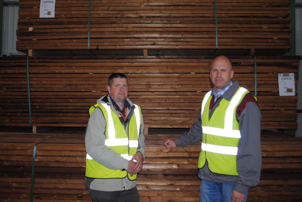 Uzņēmuma “Stora Enso Latvija” Launkalnes kokzāģētavā pasūtītājiem ir sagatavotas pirmās jaunā produkta - termokoksnes - kravas. “Ziemeļlatvijai” nesen uzbūvēto termokoksnes ražotni izrādīja “Stora Enso Latvija” valdes priekšsēdētājs Uldis Deisons (no labās) un koksnes termiskās apstrādes iecirkņa vadītājs Agnis Melderis.
Autors: SANDRA PĒTERSONE