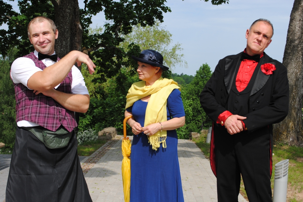 Smiltenes Tautas teātra jaunajā iestudējumā “Sievu kari ar Belcebulu”  pret vīru nodzirdītāju krodzinieku Vaņķi (Gaidis Bogdanovs, attēlā no labās)  un viņa palīgu Pieni (Vismants Treisners) visdedzīgāk cīnīsies Bebrene (Zinaida Bērza).
Autors: SANDRA PĒTERSONE