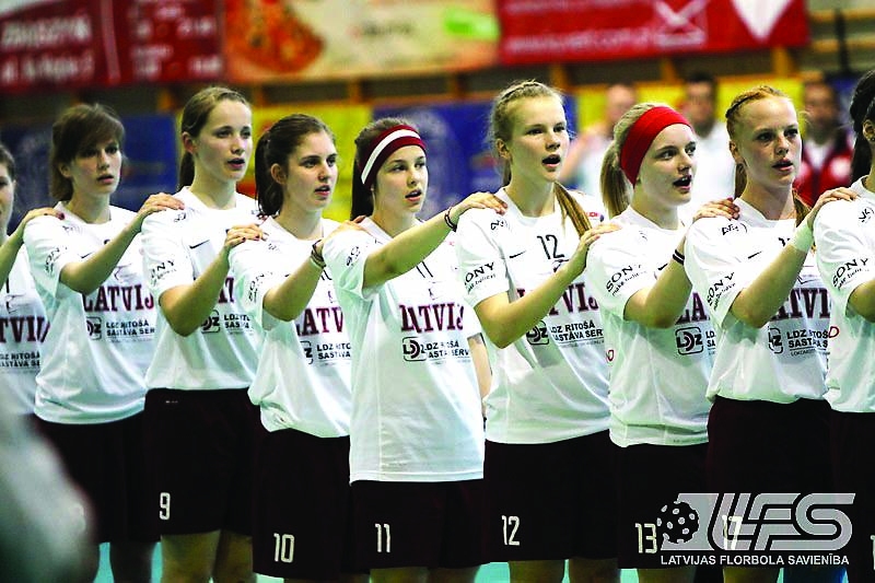  Latvijas junioru florbola izlases sastāvā pasaules čempionātā spēlēja arī 15 gadus vecā smilteniete Rebeka Laure (ceturtā no kreisās). Attēlā - pirms spēles ar Somiju, dziedot Latvijas himnu. 

Autors:  NO REBEKAS LAURES PERSONĪGĀ ARHĪVA