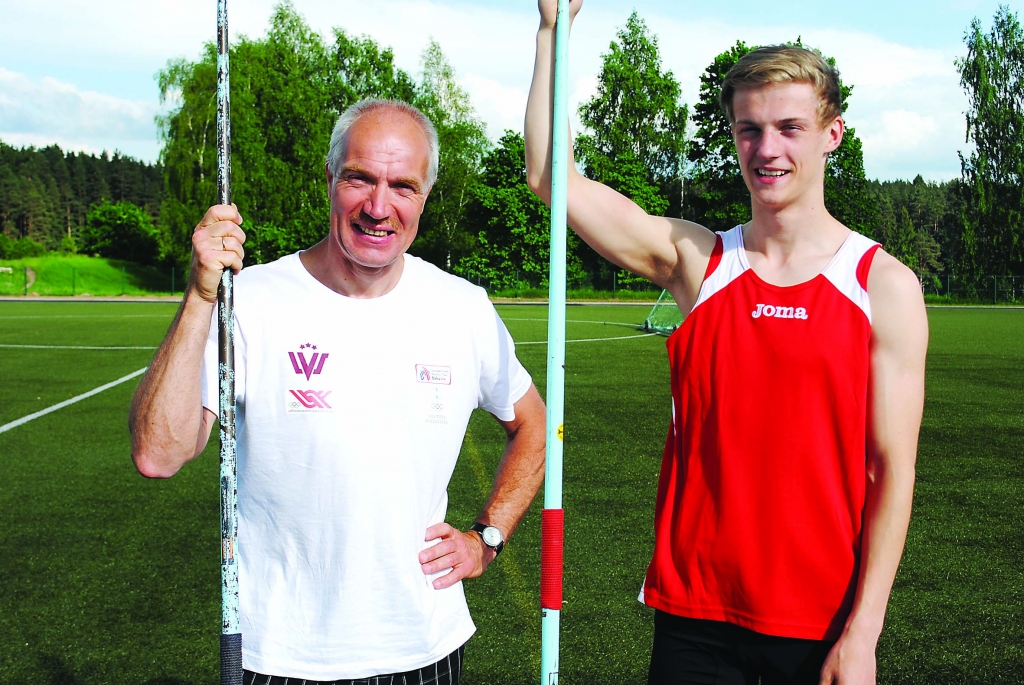 Smiltenes sporta skolas šķēpmetējs Jāzeps Groza atbilstoši reglamentam izcīnījis tiesības šovasar startēt otrajā pasaules jaunatnes olimpiādē, kas notiks Ķīnā. Par to priecājas arī viņa treneris Guntars Markss. 

Autors:  SANDRA PĒTERSONE 
