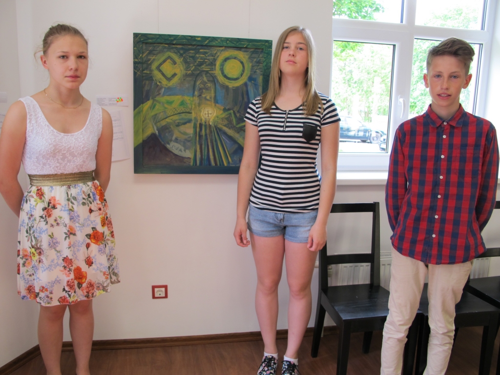 Valsts mākslas skolu Cimzem veltītā konkursa laureātu nosaukumi piešķirti Valkas mākslas skolas audzēkņiem Alisei Kruškai (no kreisās), Līvai Grētai Podniecei, bet Rihardam Vabalim – UNESCO Latvijas nacionālās komisijas simpātiju balva.                                                                                                                                                                          
Autors:  ALDIS DUBĻĀNS