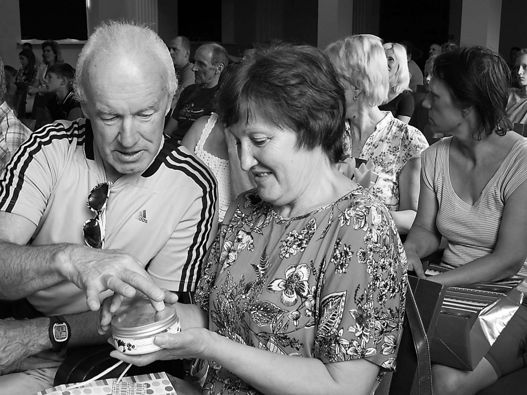 Skriešanas veterāni Agris Knope (no kreisās) un Anta Mincāne izlūko saņemto dāvanu komplektu.                                                      
Autors:  ALDIS DUBĻĀNS